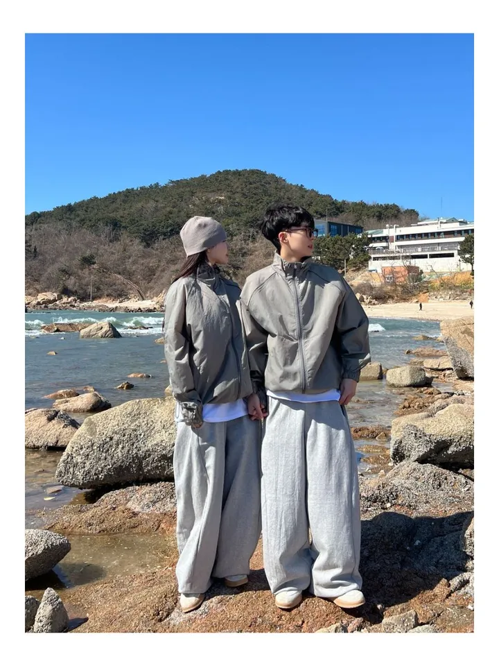 UNISEX [SS/하이넥] 래시 윈드러너 자켓 바람막이 점퍼 오버핏 커플 커플룩 시밀러룩 벌룬 와이드 트레이닝 팬츠 커플 커플룩 시밀러룩 여행 데이트 상세 이미지 21