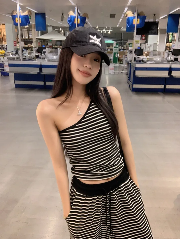 [봄신상💗/휘뚜루템]카르마 원숄더 스트라이프 민소매 나시 + 배색 팬츠 2pc 코디세트 상세 이미지 23