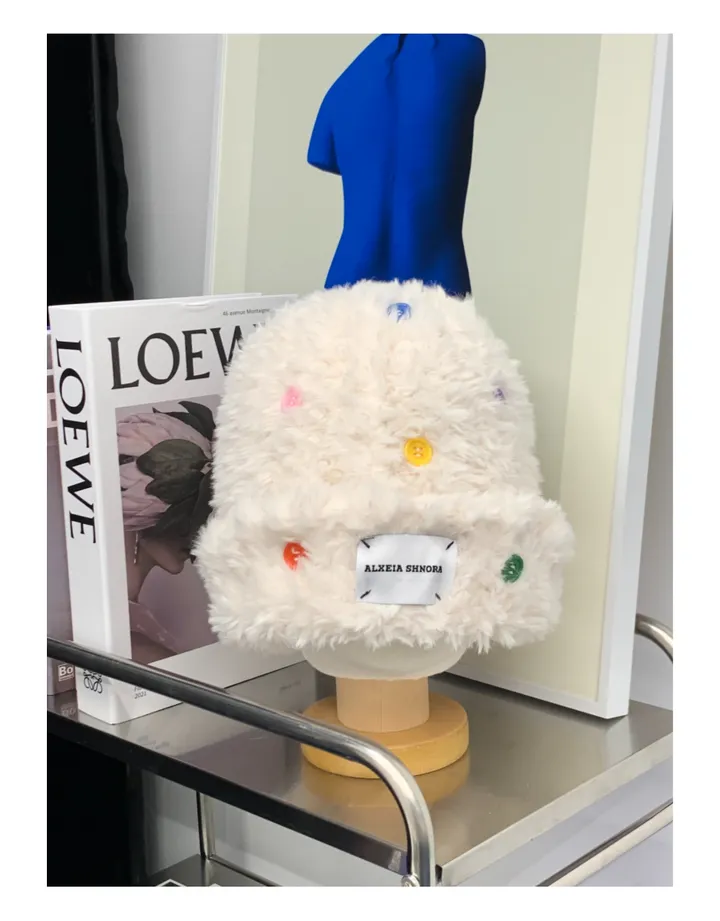[당일발송/7차 리오더]알록달록 단추 포인트 플러피 앙고라 털모자 겨울 비니 2color 상세 이미지 23