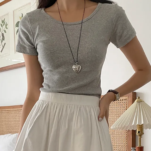 레드 포인트 룩에 예쁜 플레인 티셔츠에 컬러풀한 반팔 티셔츠