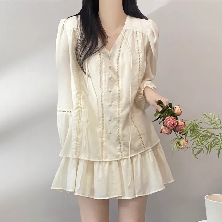 *최저가*[세트가격/분위기여신💗] 쏘내추럴 청순 콩단추 브이넥 펀칭 끈 블라우스 밴딩 A라인 캉캉 미니 스커트 투피스 / 간절기 봄 데이트 셋업 상세 이미지 7