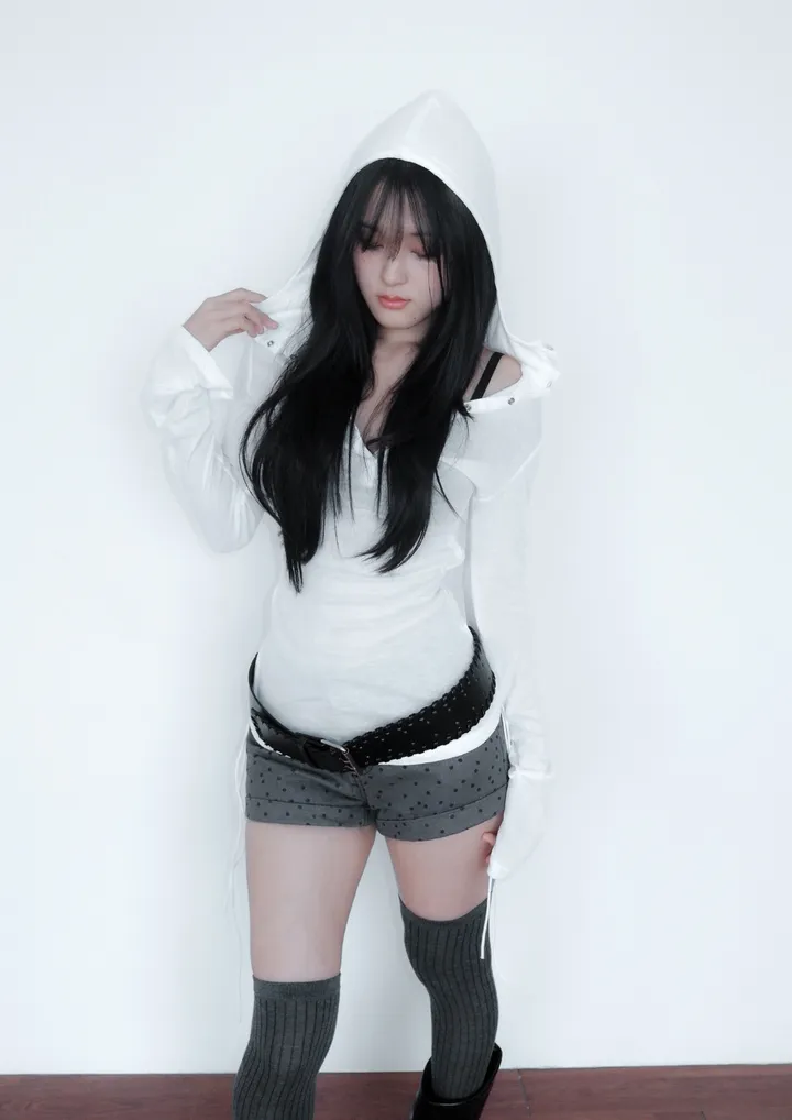 긴팔 티셔츠 모델 착용 이미지-S1L4