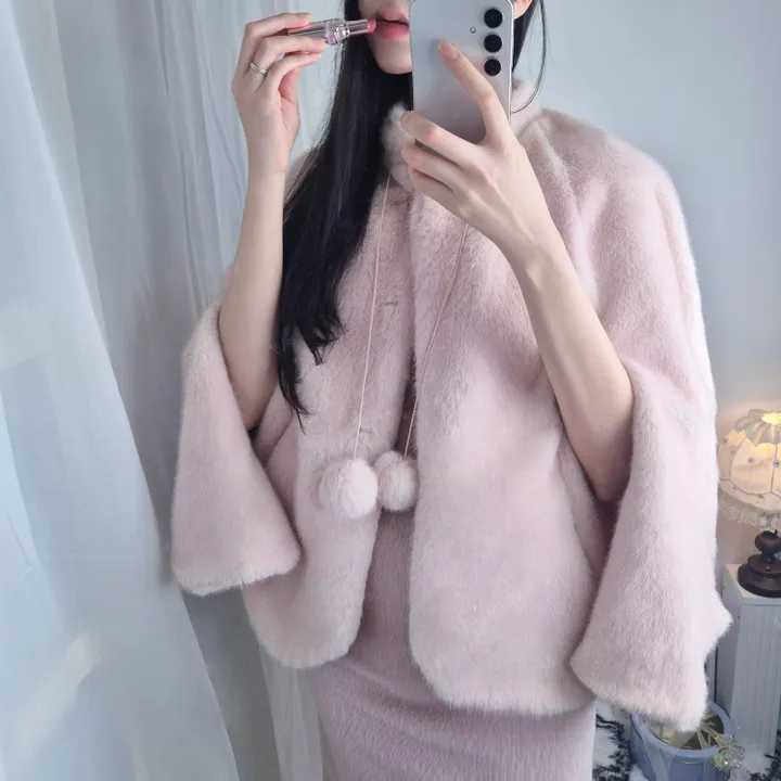 [고퀄💎 신상* 문의폭주!] 청순러블리 딸기우유빛 밍크 방울퍼 숏 케이프코트 / 겨울아우터 / 밍크퍼자켓 / 퍼케이프코트 / 데이트룩 / 연말룩 상세 이미지 6