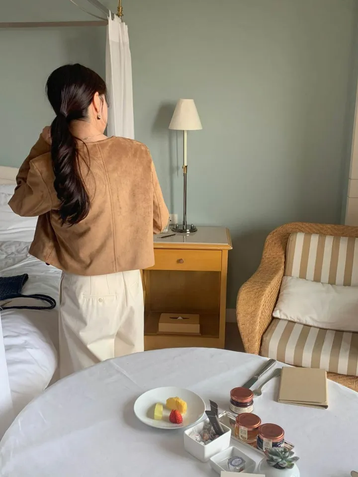[봄신상🧡] 아잉 에이스 스웨이드 자켓 크롭 숏 라운드 포켓 하객룩 개강룩 출근룩 봄자켓 크롭자켓 상세 이미지 12