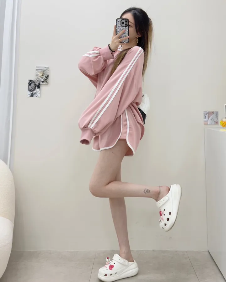 [여름까지쭉/루즈핏]캔디 두줄 라인 입술넥 배색 오버핏 긴팔 티셔츠+밴딩 하이웨스트 돌핀 숏팬츠 투피스 트레이닝 세트 4color 상세 이미지 28