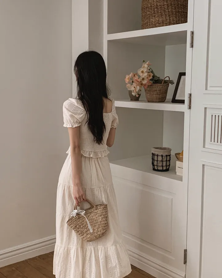 [휴양룩☘️/블라우스+스커트SET🤍] 노키 레이스 펀칭 플라워자수 리본 셔링 스모크 퍼프소매 밴딩 티어드 블라우스+롱스커트 투피스 SET 상세 이미지 54
