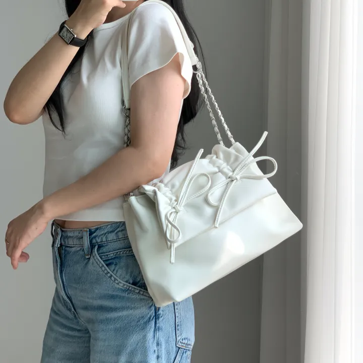 발레코어 나비체인숄더백 실버백 리본 체인백 데이트룩 크로스백 데일리백 여행룩 여행가방 여름백 여름가방 나비777 상세 이미지 32