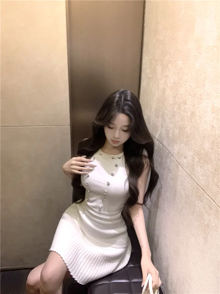 [고퀄리티 청순 단아 하객룩] 큐빅 비즈 민소매 니트 나시 + A라인 플리츠 스커트 투피스 셋업 세트 (2color) 화이트 블랙 상세 이미지 32