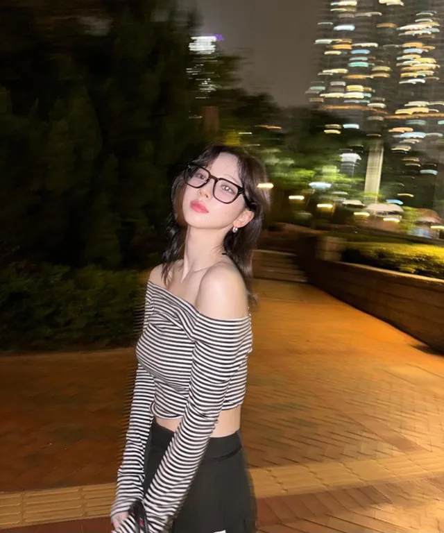 에스파🖤카리나🖤착용/ 캐비넷 단가라 오프티셔츠 상세 이미지 3