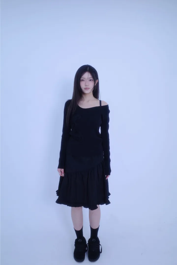 민소매 모델 착용 이미지-S1L5