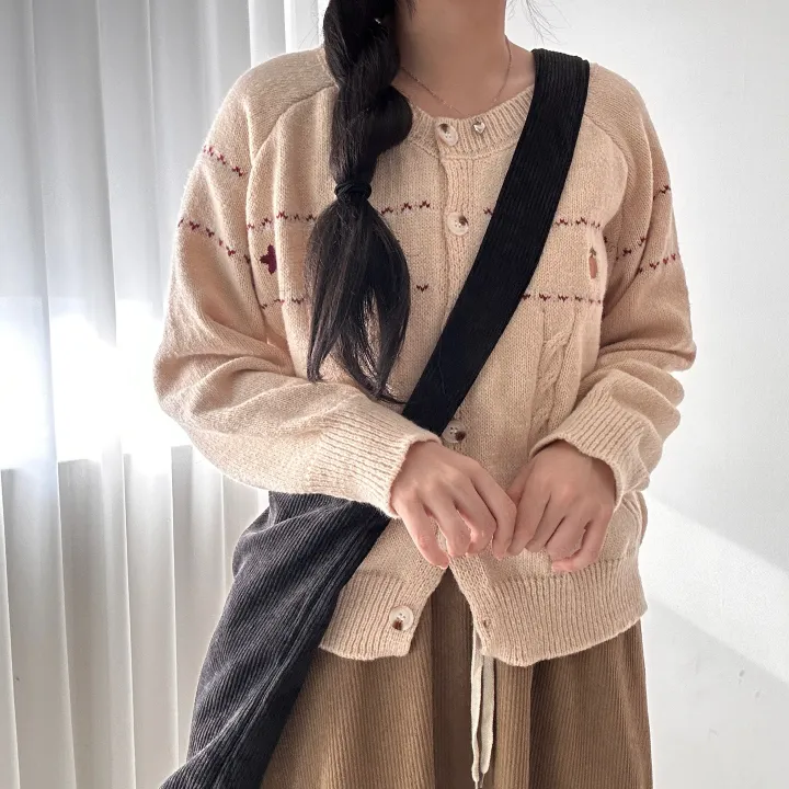 [여리핏✨/모리룩] 고퀄 저렴이❌ 별별 빈티지 자수 라운드 긴팔 니트 가디건 -3color 봄 가을 겨울 데일리 데이트 꾸안꾸 캐주얼 유니크 힙 학생 여행 상세 이미지 9