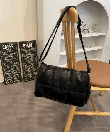 [ 당일발송! ] 심플 레더 플랩 숄더 크로스백 2color