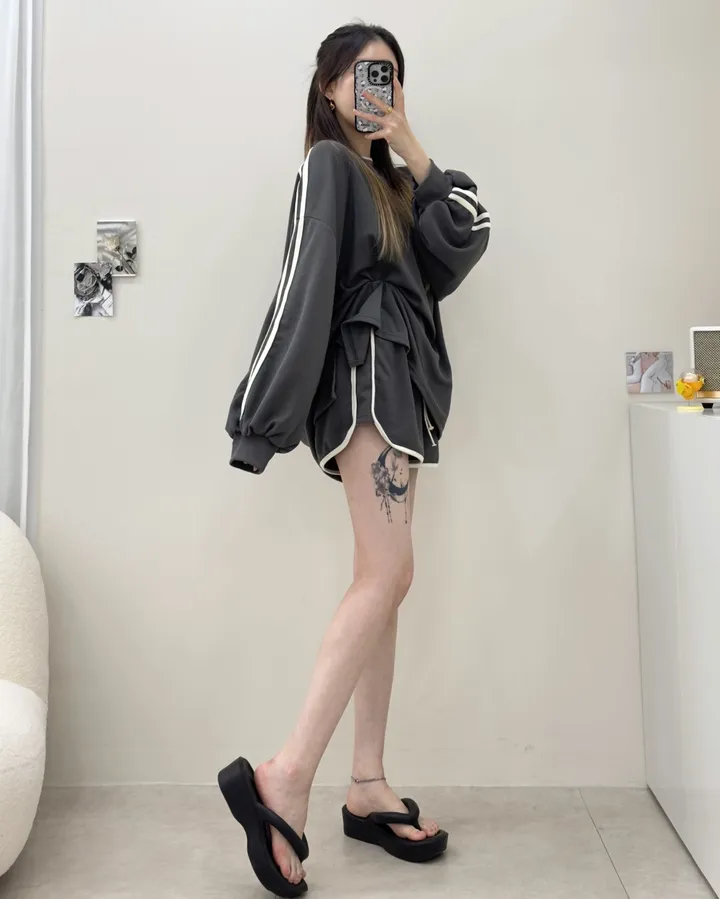 [여름까지쭉/루즈핏]캔디 두줄 라인 입술넥 배색 오버핏 긴팔 티셔츠+밴딩 하이웨스트 돌핀 숏팬츠 투피스 트레이닝 세트 4color 상세 이미지 18