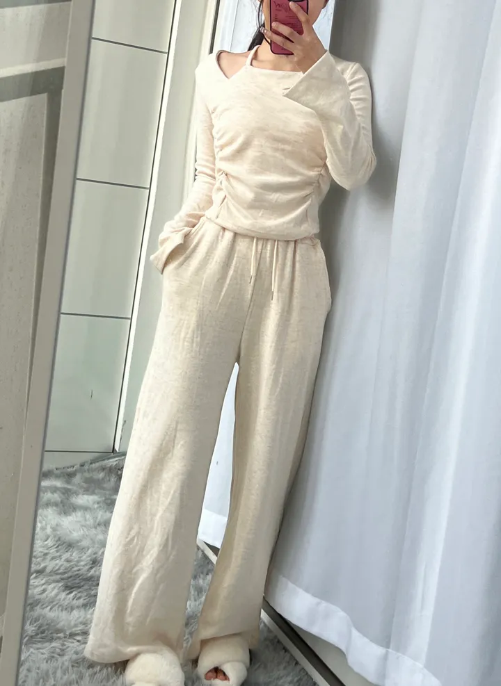 허얇골넓✨꾸안꾸 정석🌸소피아 기모 셔링 세트 (홀터넥 고퀄 오프숄더 도톰 스판 긴팔 슬림핏 티 투피스 데일리 무지 와이드 팬츠 하이웨스트 겨울 셋업 밴딩 바지) 상세 이미지 37