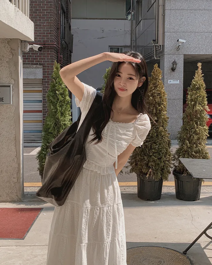 [휴양룩☘️/블라우스+스커트SET🤍] 노키 레이스 펀칭 플라워자수 리본 셔링 스모크 퍼프소매 밴딩 티어드 블라우스+롱스커트 투피스 SET 상세 이미지 10