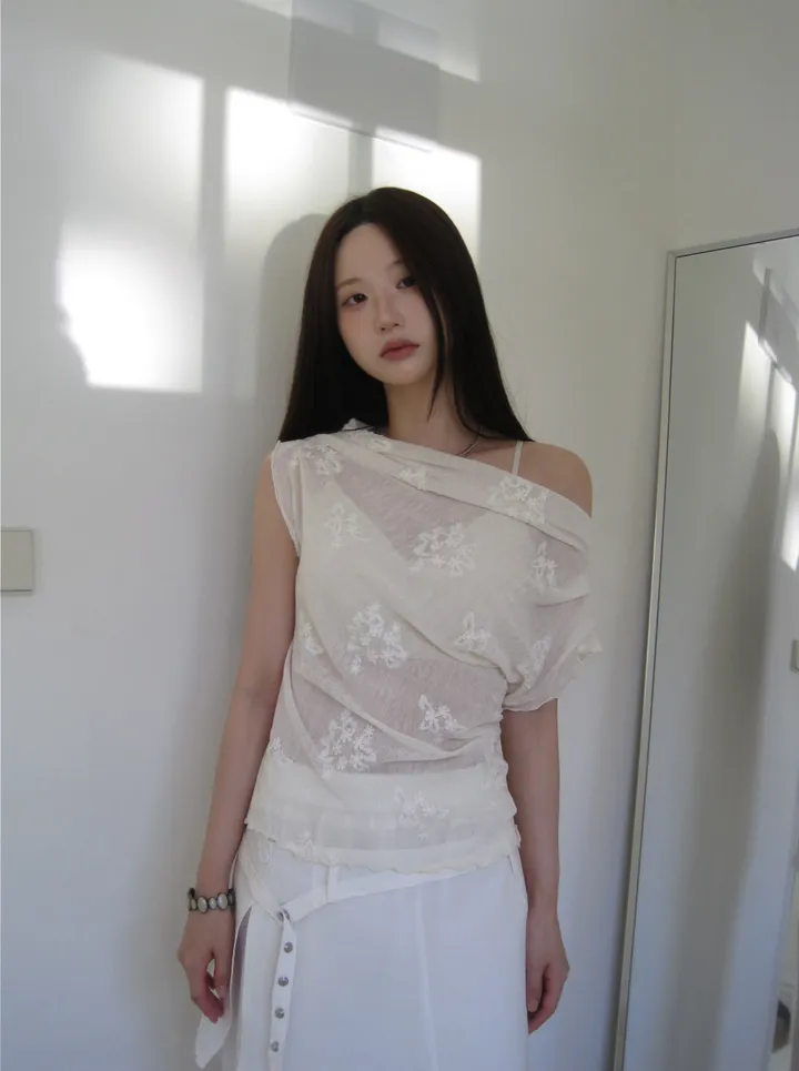 민소매 모델 착용 이미지-S1L27
