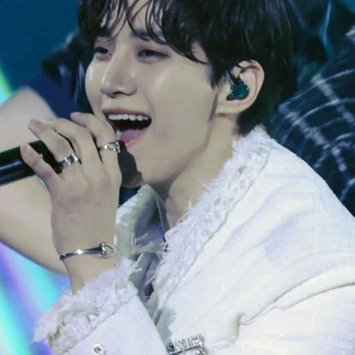 午後2時のジュンホを着用] コネクトデイリーメンズバングル