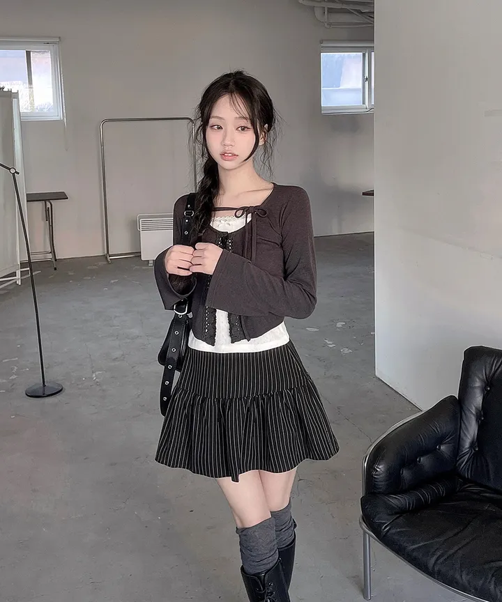 [발레코어💗몸매보정✨] 헤나 레이어드 슬림핏 크롭 유넥 트임 리본 스트랩 원버튼 레이스 가디건 겨울 봄 / 가디건 니트가디건 긴팔티셔츠 레이어드 슬림핏 기본티 이너티 뮤잉 상세 이미지 26