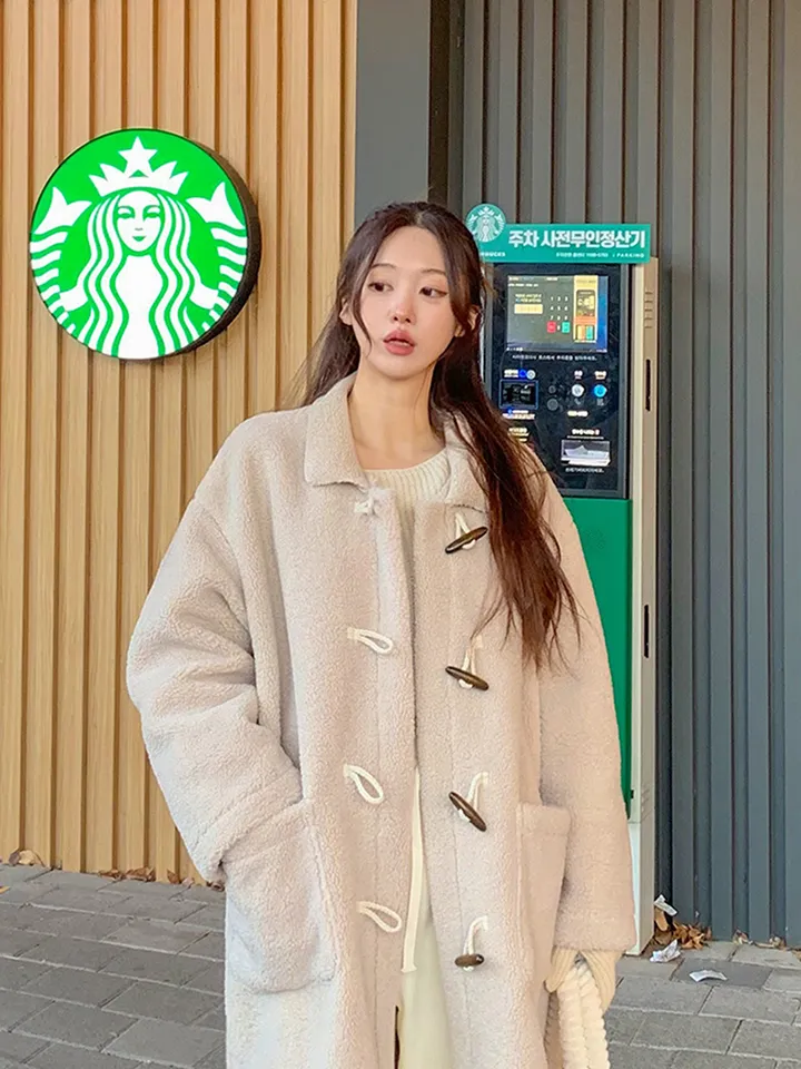 [완전강츄!!🧸한겨울까지쭉] 양털 뽀글이 롱 떡볶이 코트 더플 카라 오버핏 후리스 스웨이드 안감 부클 털 자켓 겨울 아우터 데일리 꾸안꾸 2COL 상세 이미지 12