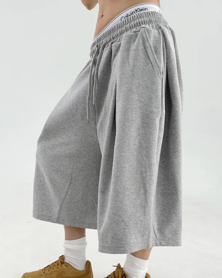 2000장돌파❤🥰M-XL❤2COLOR❤ 사이드핀턱 오버핏버뮤다팬츠 버뮤다반바지 롱반바지 롱숏팬츠 국산 유니섹스 남여공용 남녀공용 트레이닝숏팬츠 숏반바지 숏바지 쭈리 핀턱 유니크팬츠 빅사이즈버뮤다 와이드팬츠 와이드바지 여름바지 상세 이미지 15