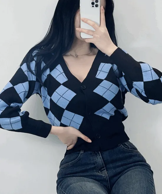 [1+1할인][하이틴/3col] 아가일 패턴 무늬 배색 브이넥 긴팔 크롭 CROP 숏 단추 스판 가디건 데일리 베이직 캐주얼 유니크 트렌디 러블리 사랑스러운 (3colors)