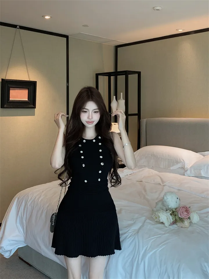 [고퀄리티 청순 단아 하객룩] 큐빅 비즈 민소매 니트 나시 + A라인 플리츠 스커트 투피스 셋업 세트 (2color) 화이트 블랙 상세 이미지 72