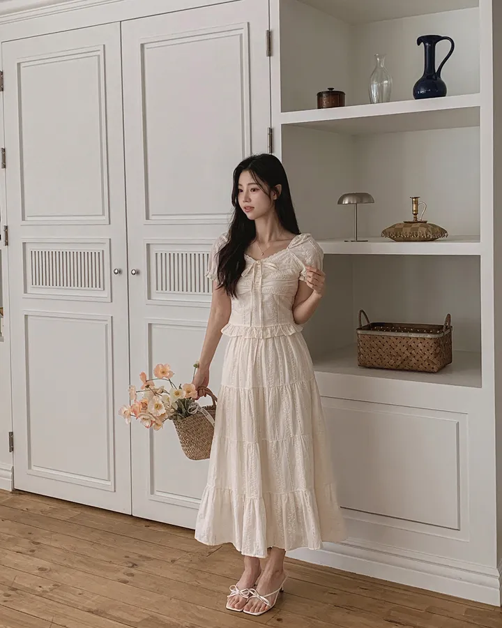 [휴양룩☘️/블라우스+스커트SET🤍] 노키 레이스 펀칭 플라워자수 리본 셔링 스모크 퍼프소매 밴딩 티어드 블라우스+롱스커트 투피스 SET 상세 이미지 51