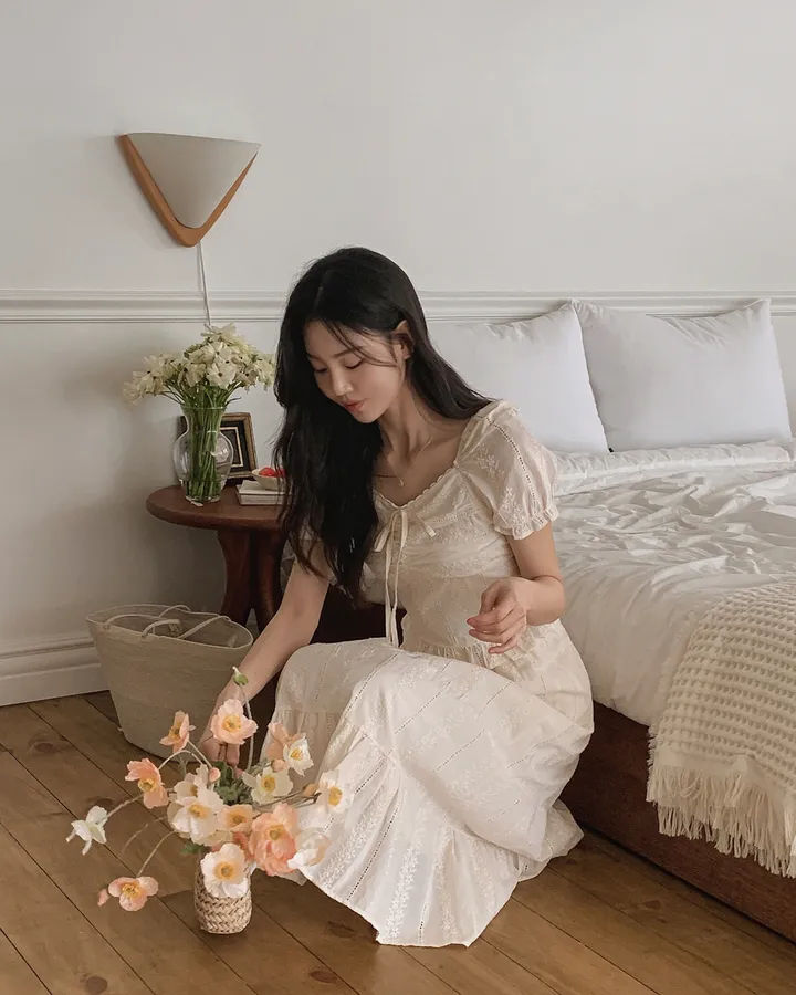 [휴양룩☘️/블라우스+스커트SET🤍] 노키 레이스 펀칭 플라워자수 리본 셔링 스모크 퍼프소매 밴딩 티어드 블라우스+롱스커트 투피스 SET 상세 이미지 55