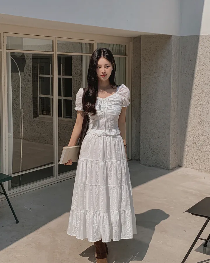 [휴양룩☘️/블라우스+스커트SET🤍] 노키 레이스 펀칭 플라워자수 리본 셔링 스모크 퍼프소매 밴딩 티어드 블라우스+롱스커트 투피스 SET 상세 이미지 26