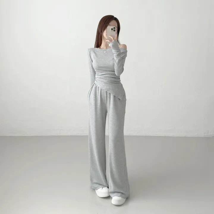 [키작녀추천/set가격!] 오프숄더 입술넥 언발란스 셔링 긴팔 티셔츠 + 허리쏙 밴딩 와이드팬츠 일자팬츠 봄가을 트레이닝 세트 개미허리 허리잘록 투피스 페미닌 (3color) 상세 이미지 10