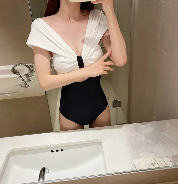 [페미닌] 배색 트임 그레이스 모노키니 호텔 호캉스 수영복 비치웨어 상세 이미지 1