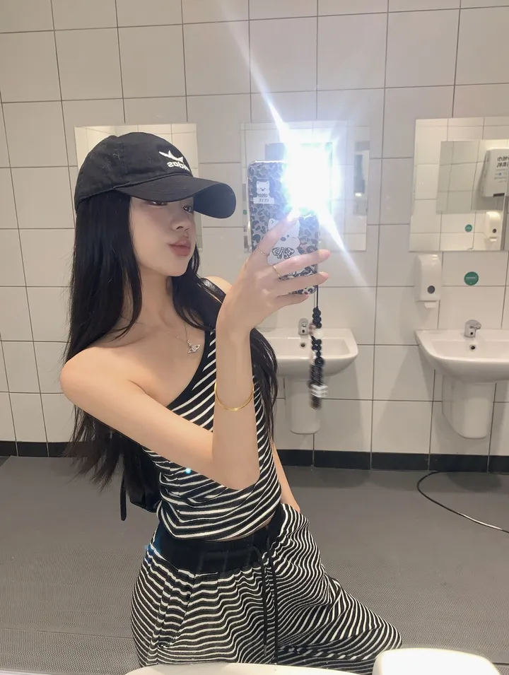 [봄신상💗/휘뚜루템]카르마 원숄더 스트라이프 민소매 나시 + 배색 팬츠 2pc 코디세트 상세 이미지 4
