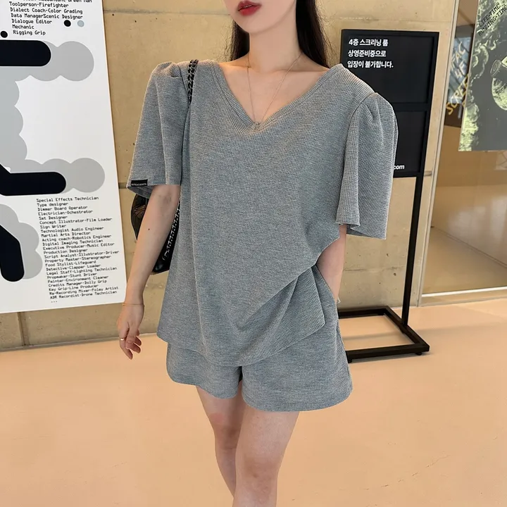 [이거왜안사?/체형커버O] 와플 브이넥 어깨 퍼프 트임 반팔티+반바지 세트 상세 이미지 1