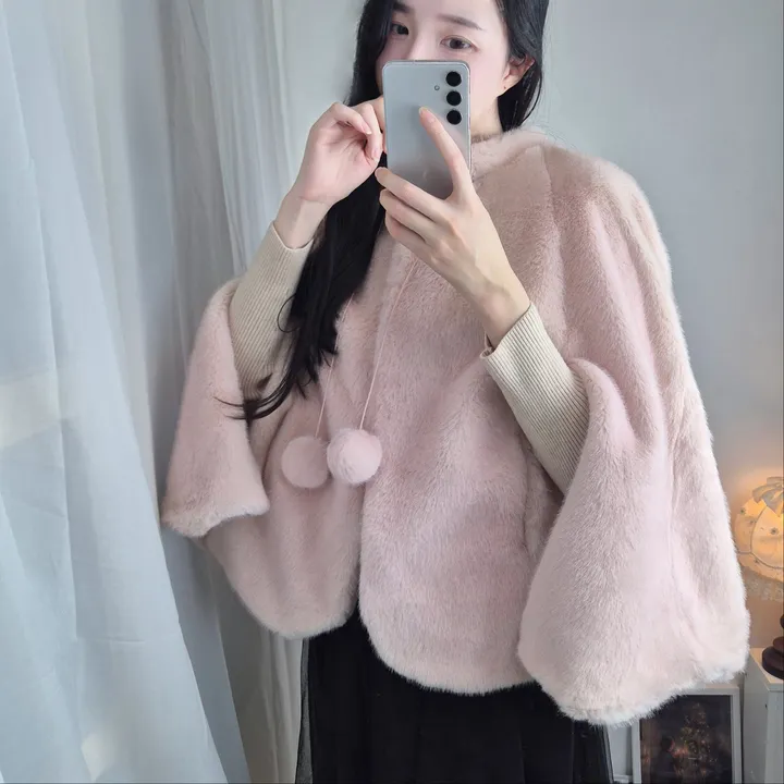 [고퀄💎 신상* 문의폭주!] 청순러블리 딸기우유빛 밍크 방울퍼 숏 케이프코트 / 겨울아우터 / 밍크퍼자켓 / 퍼케이프코트 / 데이트룩 / 연말룩 상세 이미지 8