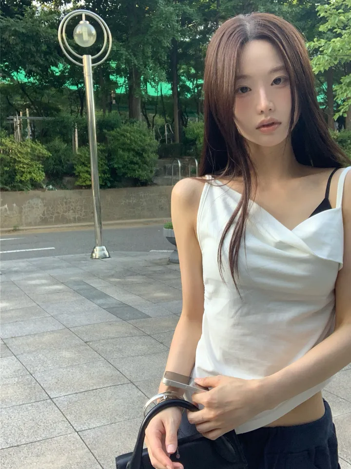 민소매 모델 착용 이미지-S1L22