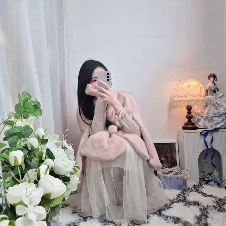 [고퀄💎 신상* 문의폭주!] 청순러블리 딸기우유빛 밍크 방울퍼 숏 케이프코트 / 겨울아우터 / 밍크퍼자켓 / 퍼케이프코트 / 데이트룩 / 연말룩 상세 이미지 15