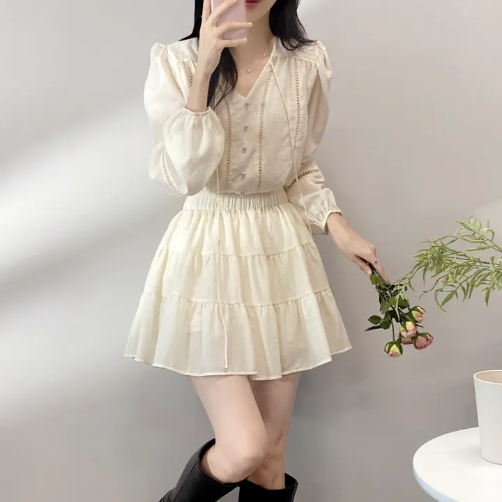 *최저가*[세트가격/분위기여신💗] 쏘내추럴 청순 콩단추 브이넥 펀칭 끈 블라우스 밴딩 A라인 캉캉 미니 스커트 투피스 / 간절기 봄 데이트 셋업 상세 이미지 14