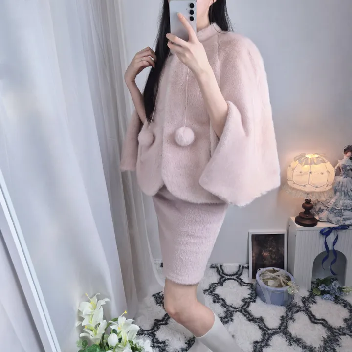 [고퀄💎 신상* 문의폭주!] 청순러블리 딸기우유빛 밍크 방울퍼 숏 케이프코트 / 겨울아우터 / 밍크퍼자켓 / 퍼케이프코트 / 데이트룩 / 연말룩 상세 이미지 9