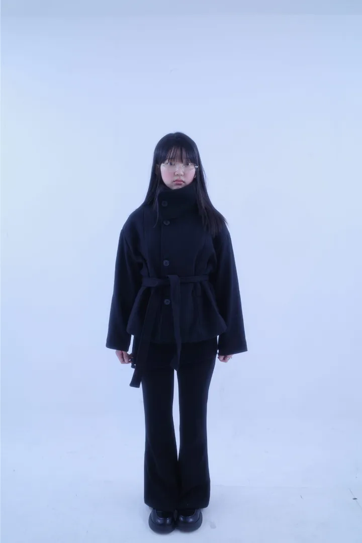 코트 모델 착용 이미지-S1L4