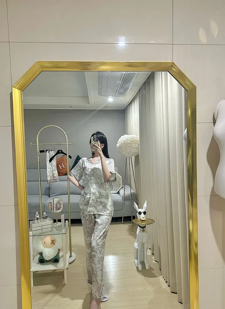 [쓰리피스💗/활용도만점🤍] D오르실켓샤틴투카라넥포켓배색파이핑고급백화점퀄 드로잉명화시리즈나염프린팅쓰리피스3종SET상의반바지긴바지밴딩 수면홈웨어잠옷세트 커플잠옷 시밀러룩 신혼부부룩 상세 이미지 14