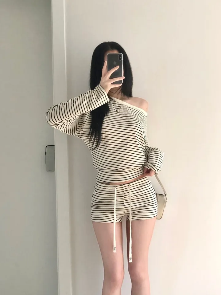 당일💕핏미침🔥몸매보정✨한쪽오프 스트라이프투피스,반바지투피스,환절기,간절기투피스,긴팔세트,반바지세트,데일리,반바지추리닝,밴딩팬츠/꾸안꾸,여행,예쁜추리닝,예쁜트레이닝/바지세트,봄티 상세 이미지 16