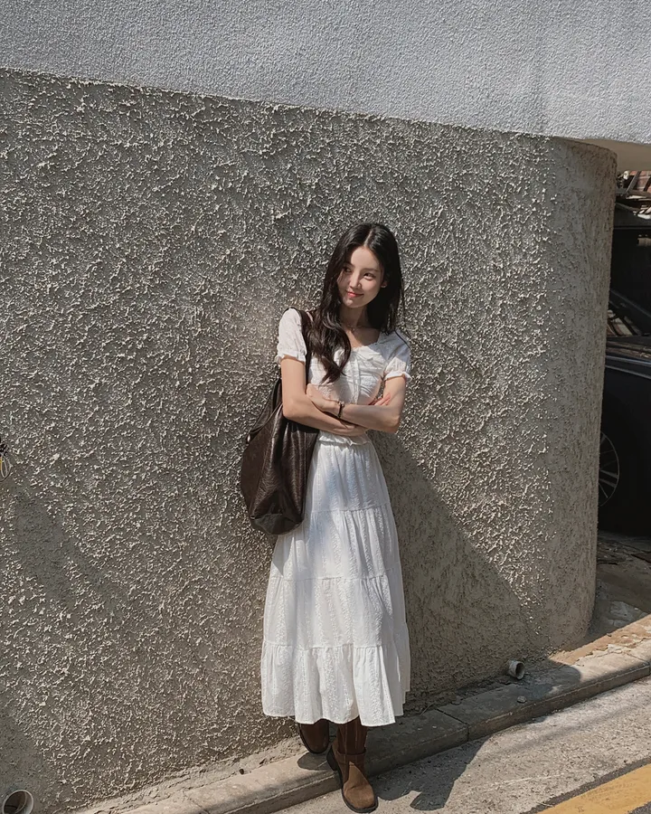 [휴양룩☘️/블라우스+스커트SET🤍] 노키 레이스 펀칭 플라워자수 리본 셔링 스모크 퍼프소매 밴딩 티어드 블라우스+롱스커트 투피스 SET 상세 이미지 15
