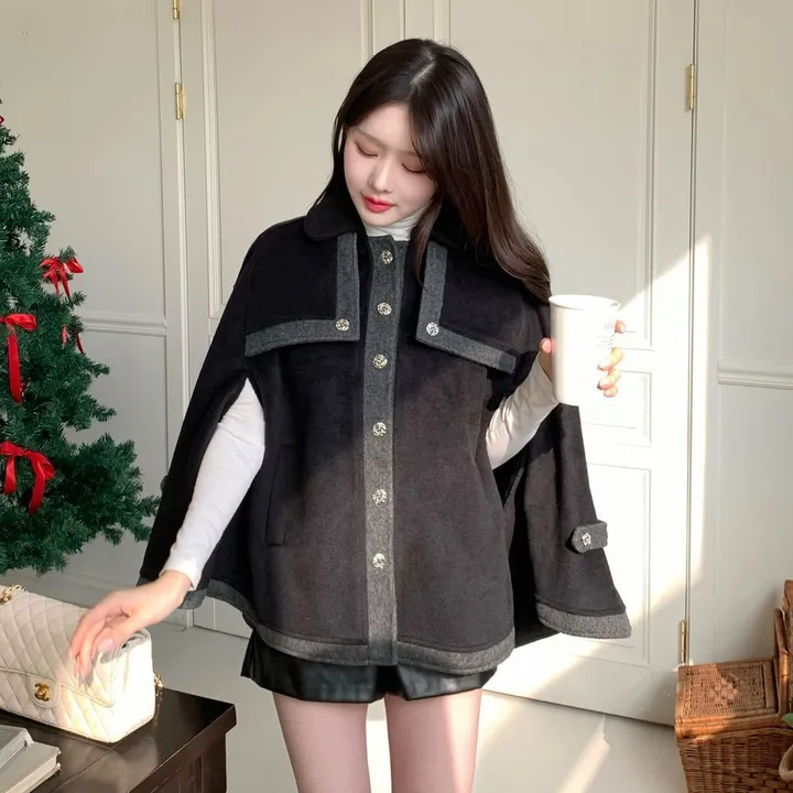 [겨울아우터✨] 클래식 케이프코트 / 숏코트 모직코트 망토자켓 망토코트 연말룩 오버핏자켓 점퍼 겨울자켓 겨울점퍼 아우터 수입의류 배색자켓 핸드메이드코트 울코트 핸드메이드코트 밍크코트 퍼코트 퍼자켓 후리스 뽀글이 숏패딩 경량패딩 무스탕 양털코트 크리스마스 상세 이미지 39