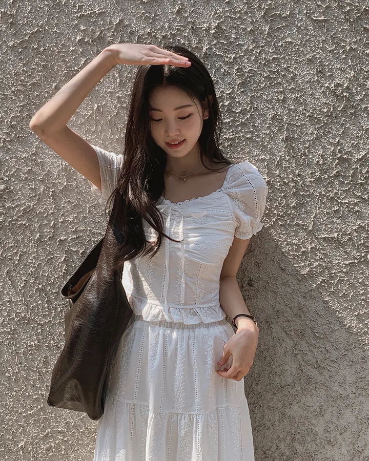 [휴양룩☘️/블라우스+스커트SET🤍] 노키 레이스 펀칭 플라워자수 리본 셔링 스모크 퍼프소매 밴딩 티어드 블라우스+롱스커트 투피스 SET 상세 이미지 14
