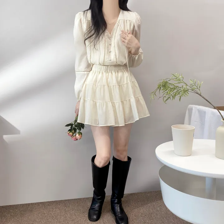 *최저가*[세트가격/분위기여신💗] 쏘내추럴 청순 콩단추 브이넥 펀칭 끈 블라우스 밴딩 A라인 캉캉 미니 스커트 투피스 / 간절기 봄 데이트 셋업 상세 이미지 15