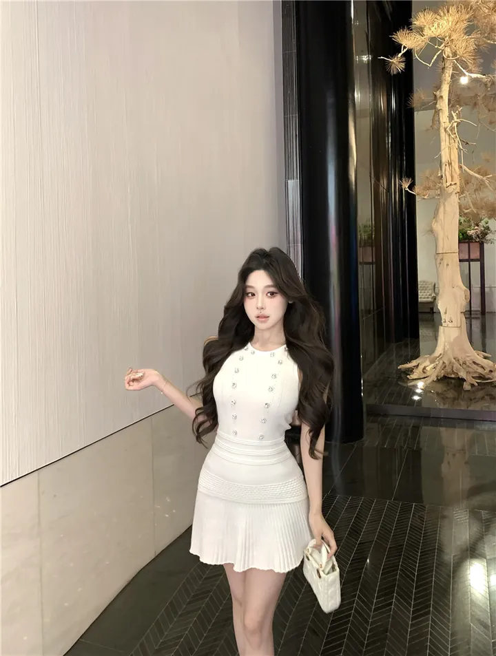 [고퀄리티 청순 단아 하객룩] 큐빅 비즈 민소매 니트 나시 + A라인 플리츠 스커트 투피스 셋업 세트 (2color) 화이트 블랙 상세 이미지 30