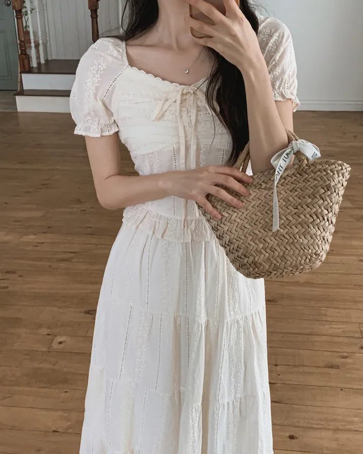 [휴양룩☘️/블라우스+스커트SET🤍] 노키 레이스 펀칭 플라워자수 리본 셔링 스모크 퍼프소매 밴딩 티어드 블라우스+롱스커트 투피스 SET 상세 이미지 58