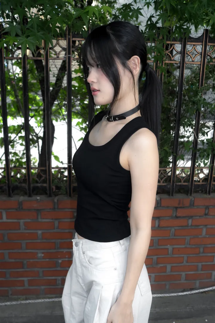 민소매 모델 착용 이미지-S1L9