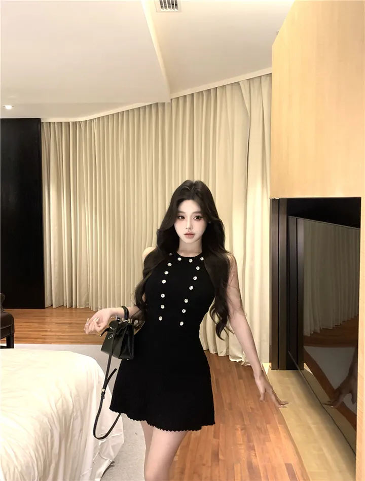 [고퀄리티 청순 단아 하객룩] 큐빅 비즈 민소매 니트 나시 + A라인 플리츠 스커트 투피스 셋업 세트 (2color) 화이트 블랙 상세 이미지 67
