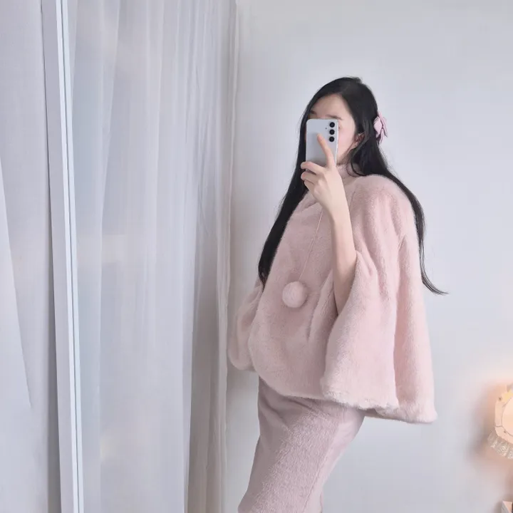 [고퀄💎 신상* 문의폭주!] 청순러블리 딸기우유빛 밍크 방울퍼 숏 케이프코트 / 겨울아우터 / 밍크퍼자켓 / 퍼케이프코트 / 데이트룩 / 연말룩 상세 이미지 10